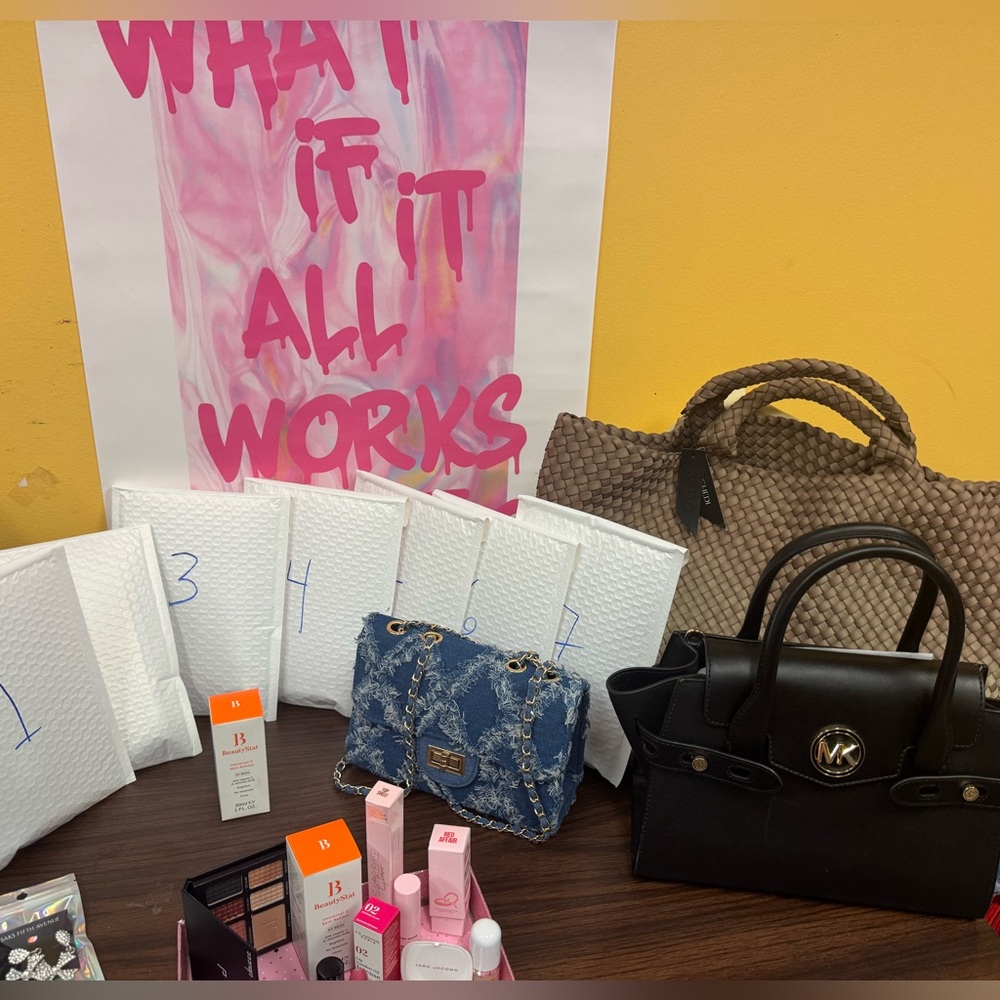 Gina’s glam makeup bundles - Picture 3 of 12